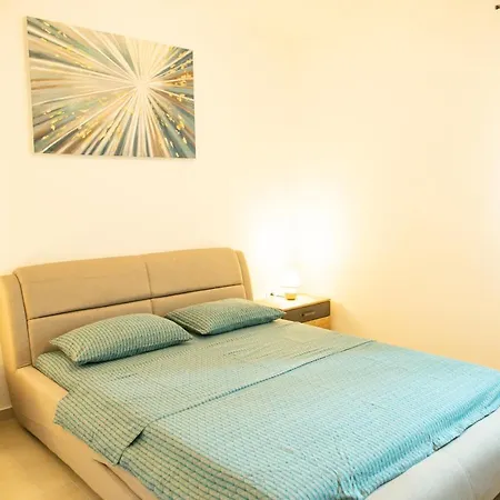 Apartment Bio *